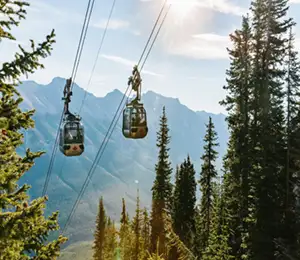 Seilbahnfahrt zum Gipfel des Sulphur Mountain