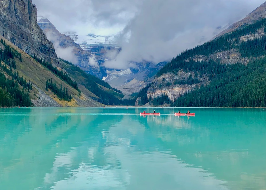 Zwei Kanufahrer auf dem Lake Louise bei einem Abenteuer im Banff Nationalpark